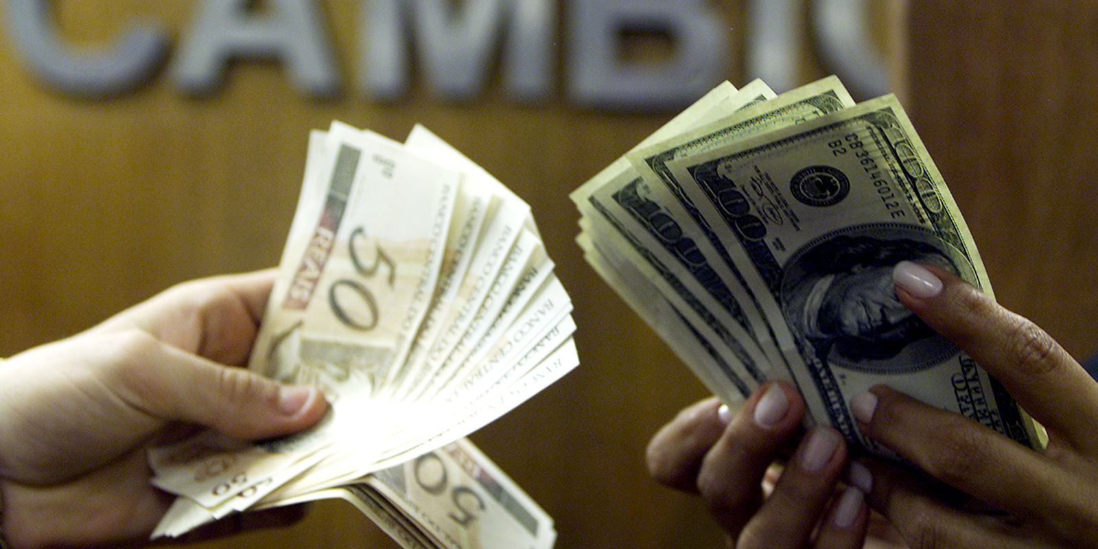 Dólar segue mercado internacional e sobe para R$ 5,43
