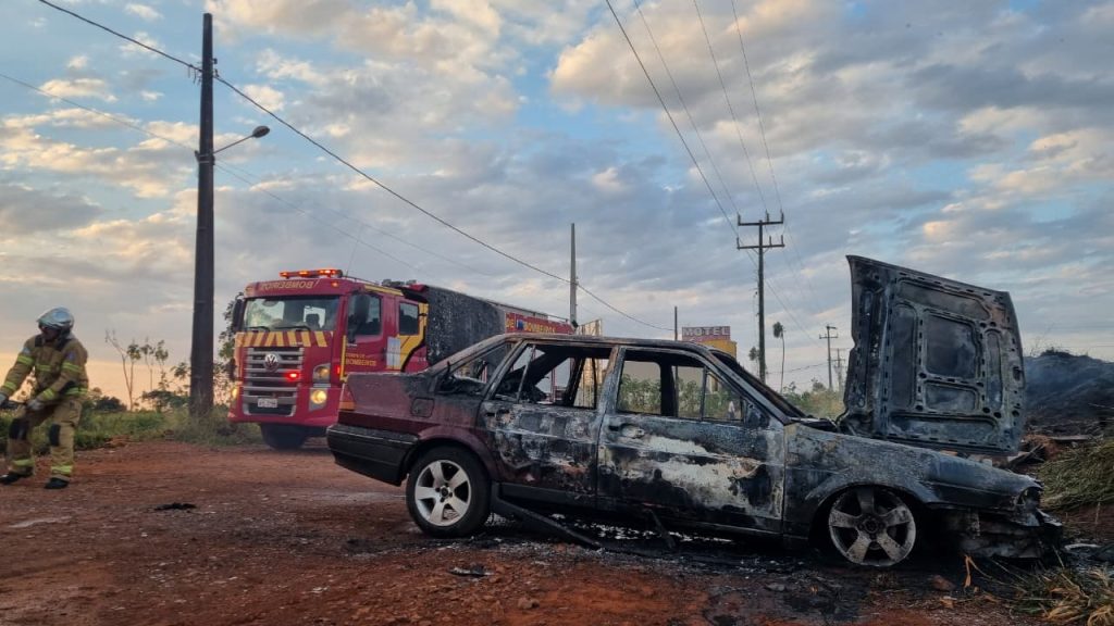 Carro pega fogo no Morumbi e assusta trabalhador na saída do emprego