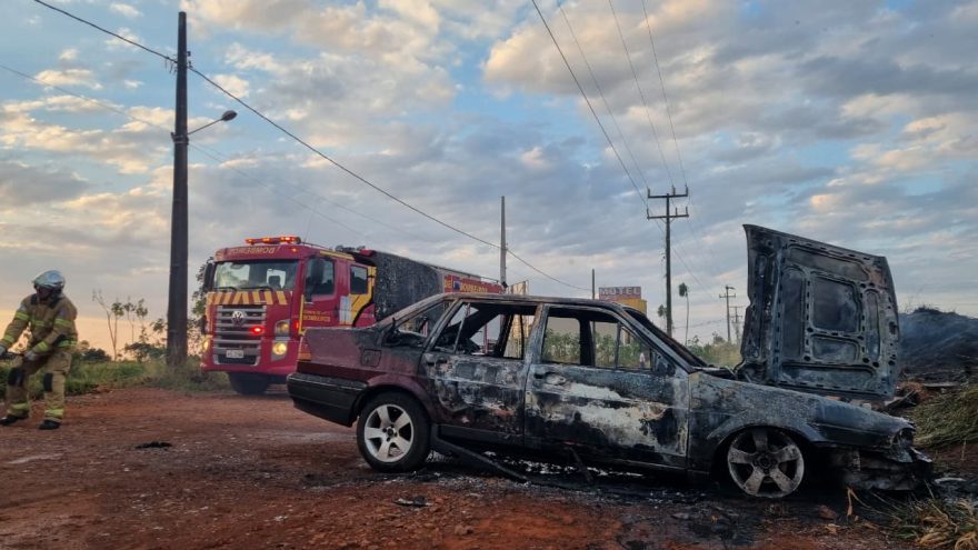 Carro pega fogo no Morumbi e assusta trabalhador na saída do emprego