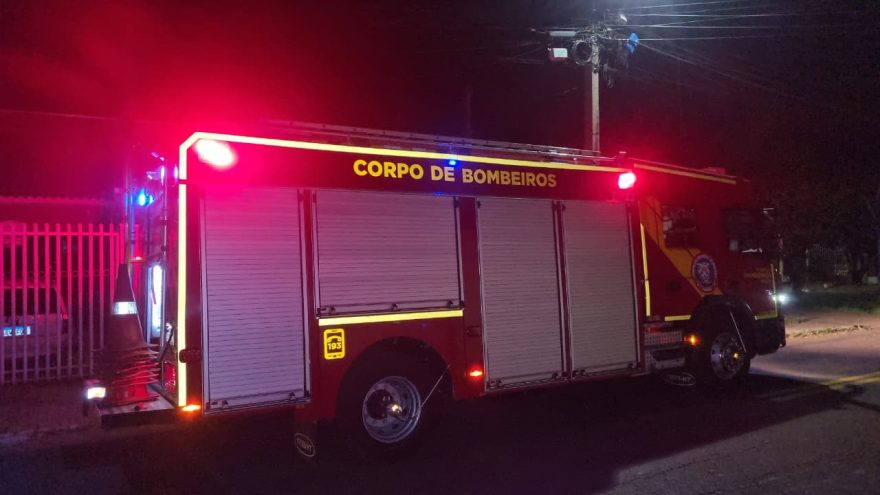 Bombeiros são chamados para resgatar cão que ficou com a cabeça presa em grade em Cascavel