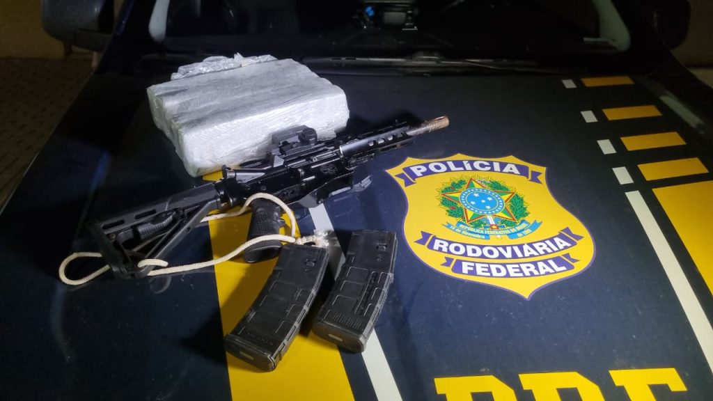 Lindoeste: PRF apreende fuzil, maconha e encaminha casal à delegacia