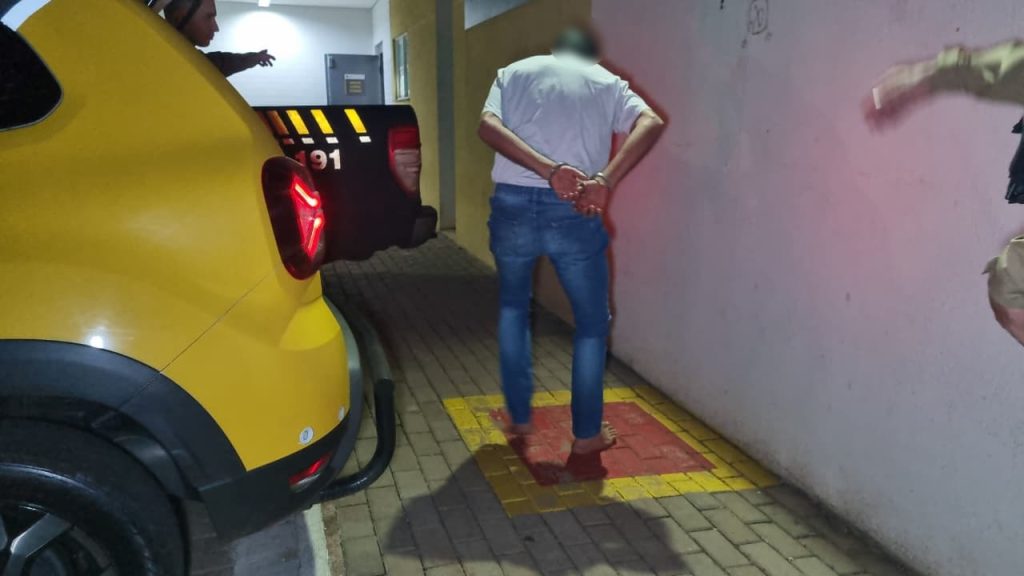 Treta no Riviera! Homem ameaça mulher com facão e vai parar na delegacia