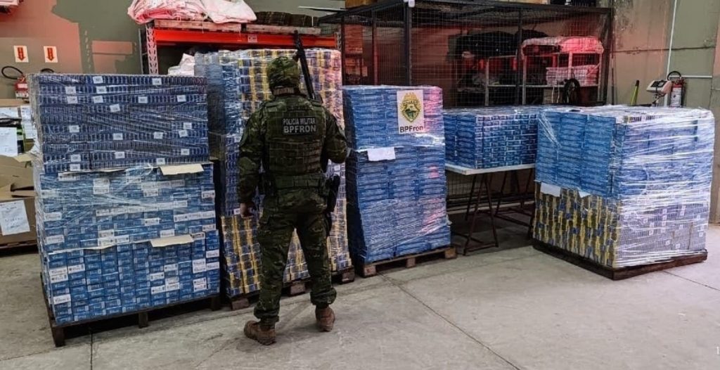 Depósito clandestino: Ação coordenada entre BPFron e RF resulta em grande apreensão de cigarros no Paraná