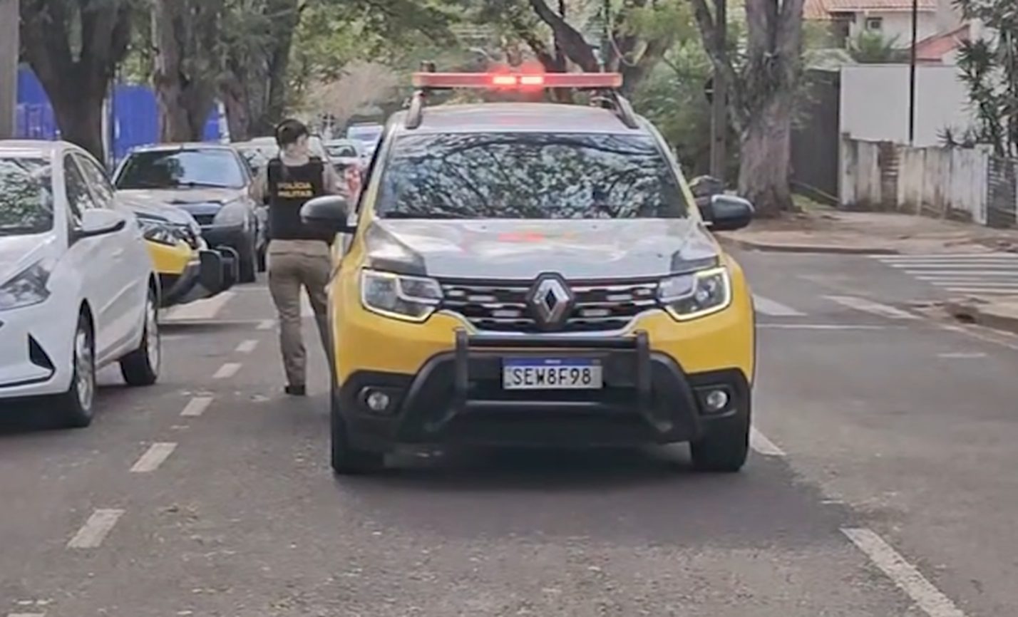 Homem armado com facas causa confusão no Sesi, ataca PM com faca e é baleado