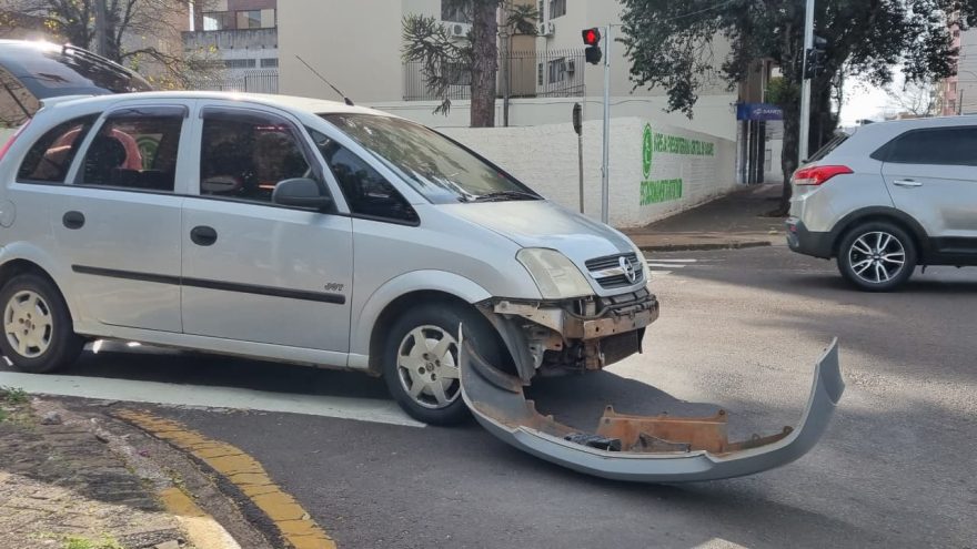 Jeep Renegade e Meriva se envolvem em colisão no Centro de Cascavel