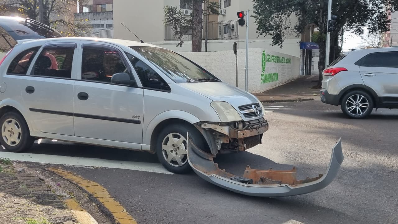 Jeep Renegade e Meriva se envolvem em colisão no Centro de Cascavel