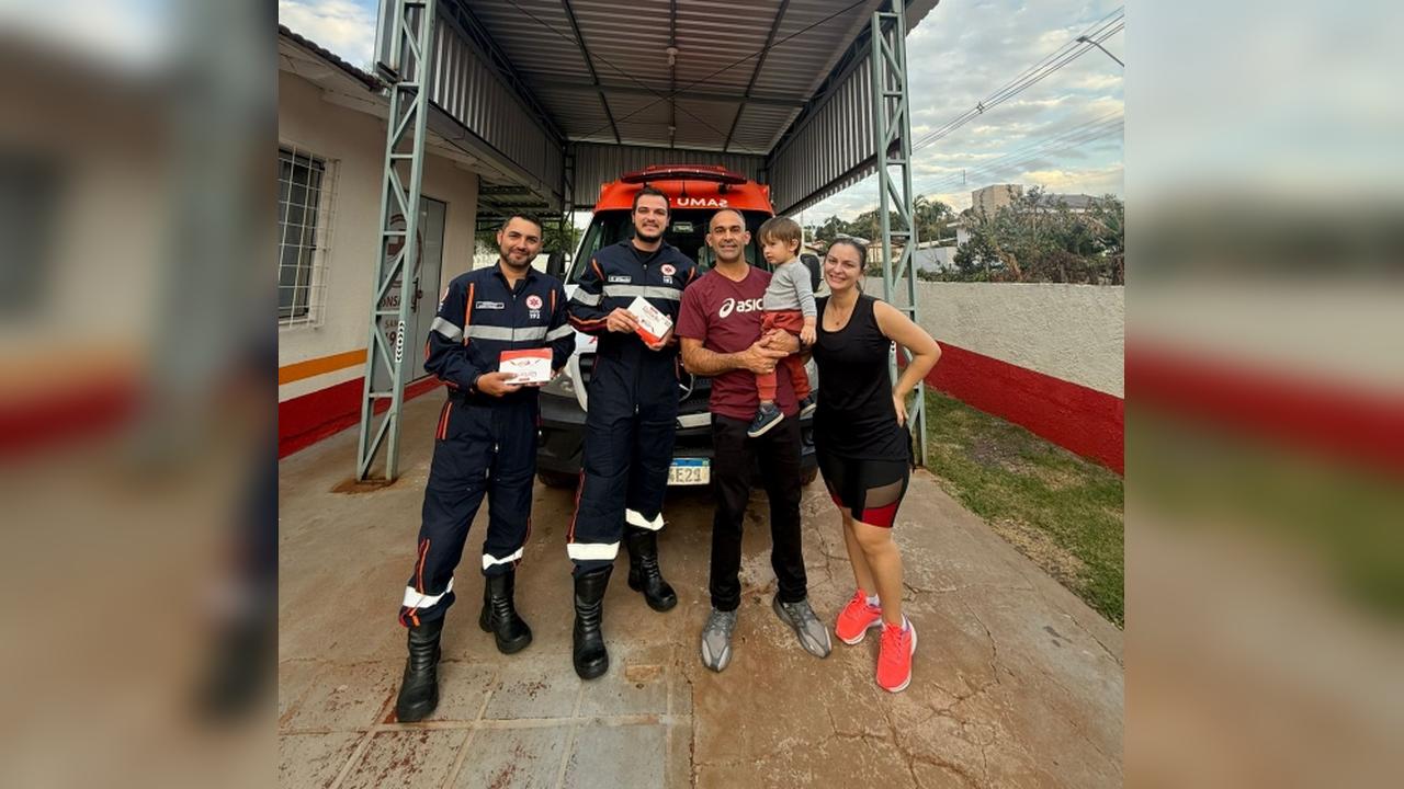 Bebê salvo de afogamento em piscina agradece socorristas do SAMU em visita comovente