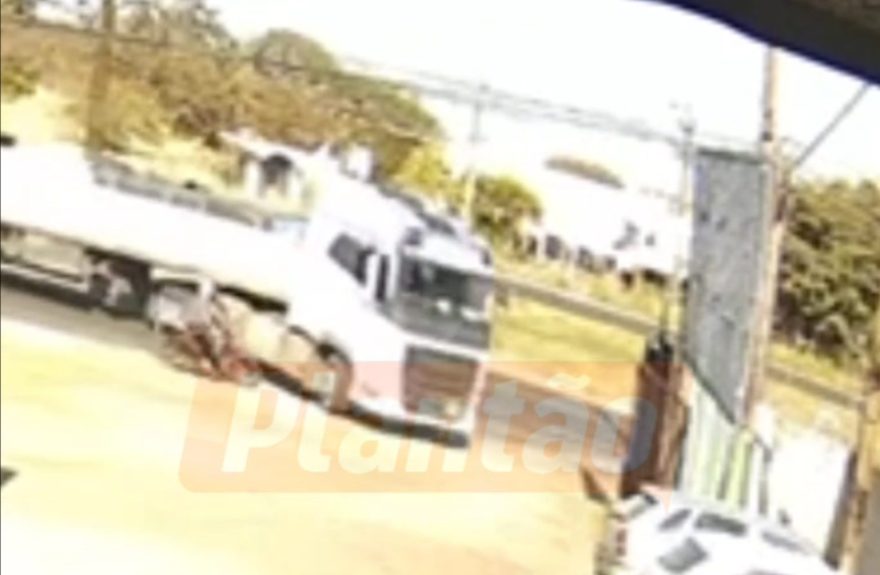 Imagens fortes: Caminhão passa por cima de motociclista após colisão
