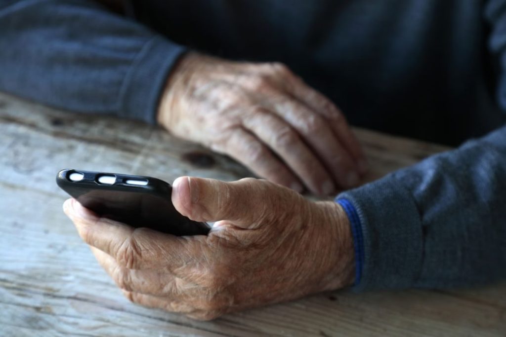 Idoso de 75 anos pede divórcio para poder namorar com a IA