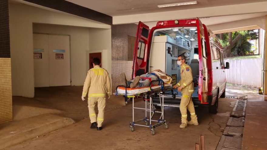 Homem despenca de três metros em telhado de empresa e vai parar no hospital