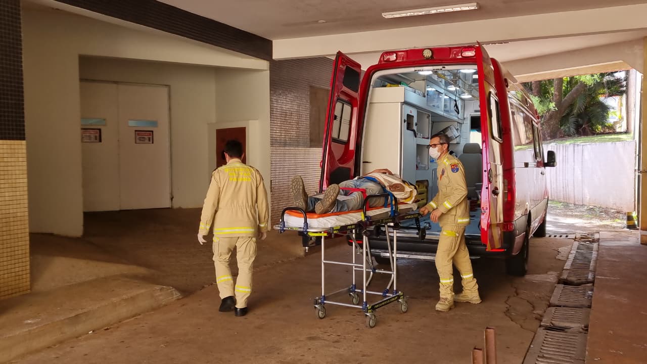 Homem despenca de três metros em telhado de empresa e vai parar no hospital Homem despenca de três metros em telhado de empresa e vai parar no hospital