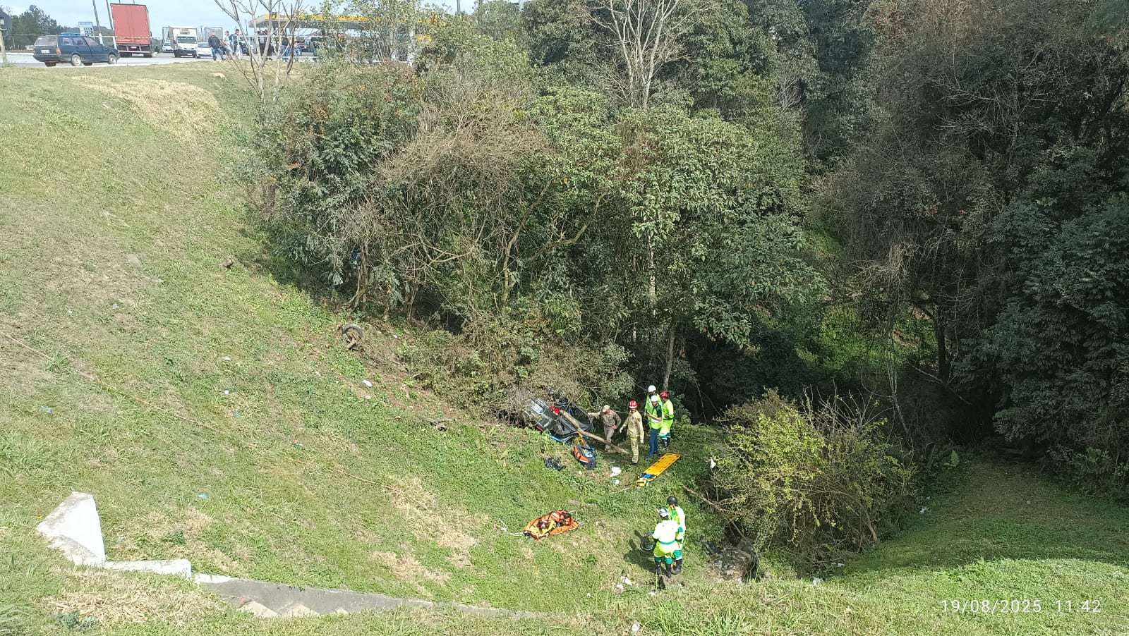 Carro despenca em ribanceira após batida com carreta e deixa dois mortos Carro despenca em ribanceira após batida com carreta e deixa dois mortos