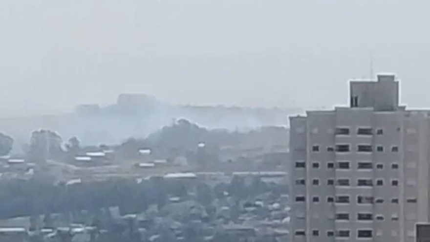 Fumaça de incêndio em Cascavel pode ser vista a quilômetros de distância