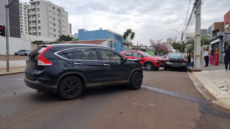 Três veículos se envolvem em acidente no Centro de Cascavel
