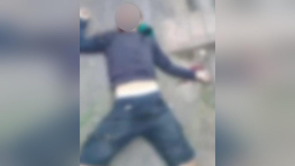 Jovem é assassinado e faca fica cravada no peito
