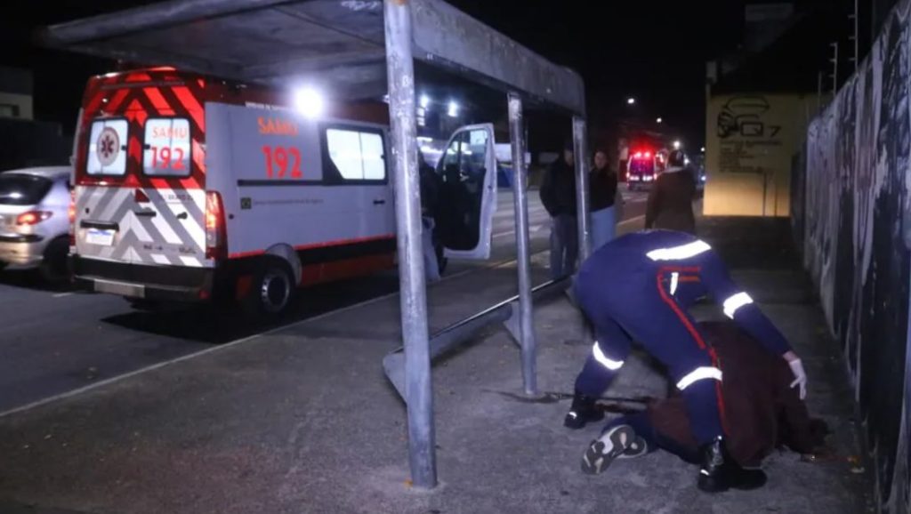 Mulher é encontrada inconsciente em avenida e é levada à UPA