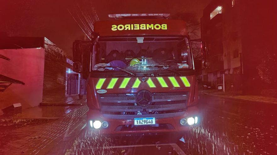 Churrasqueira pega fogo duas vezes e bombeiros correm no Bairro Santo Onofre em Cascavel