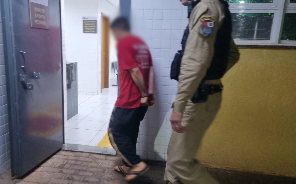 Homem é detido após agredir a esposa com socos na frente do filho no Tarumã