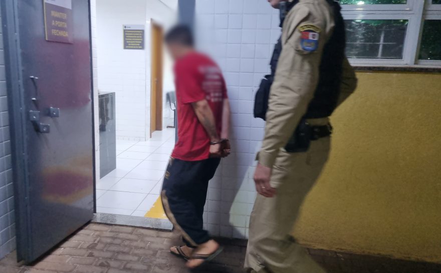 Homem é detido após agredir a esposa com socos na frente do filho no Tarumã