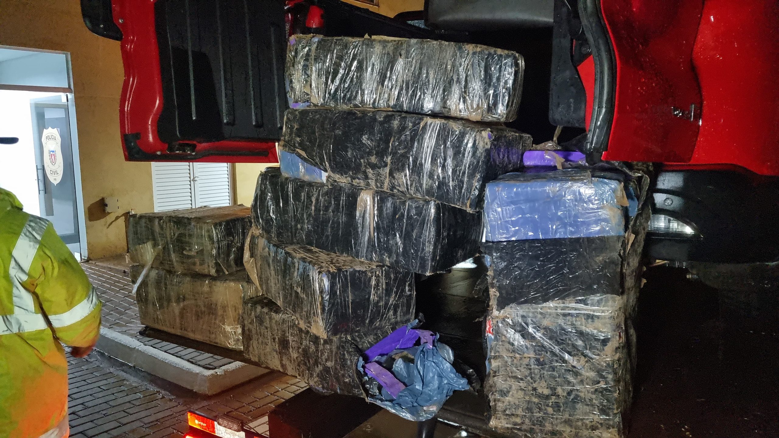 PRF apreende cerca de 300 kg de maconha em Fiat Toro com placas clonadas na BR-163 PRF apreende cerca de 300 kg de maconha em Fiat Toro com placas clonadas na BR-163