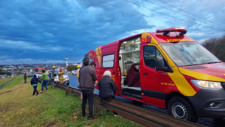 Dois acidentes no mesmo local mobiliza equipes do Corpo de Bombeiros na BR-277, em Cascavel