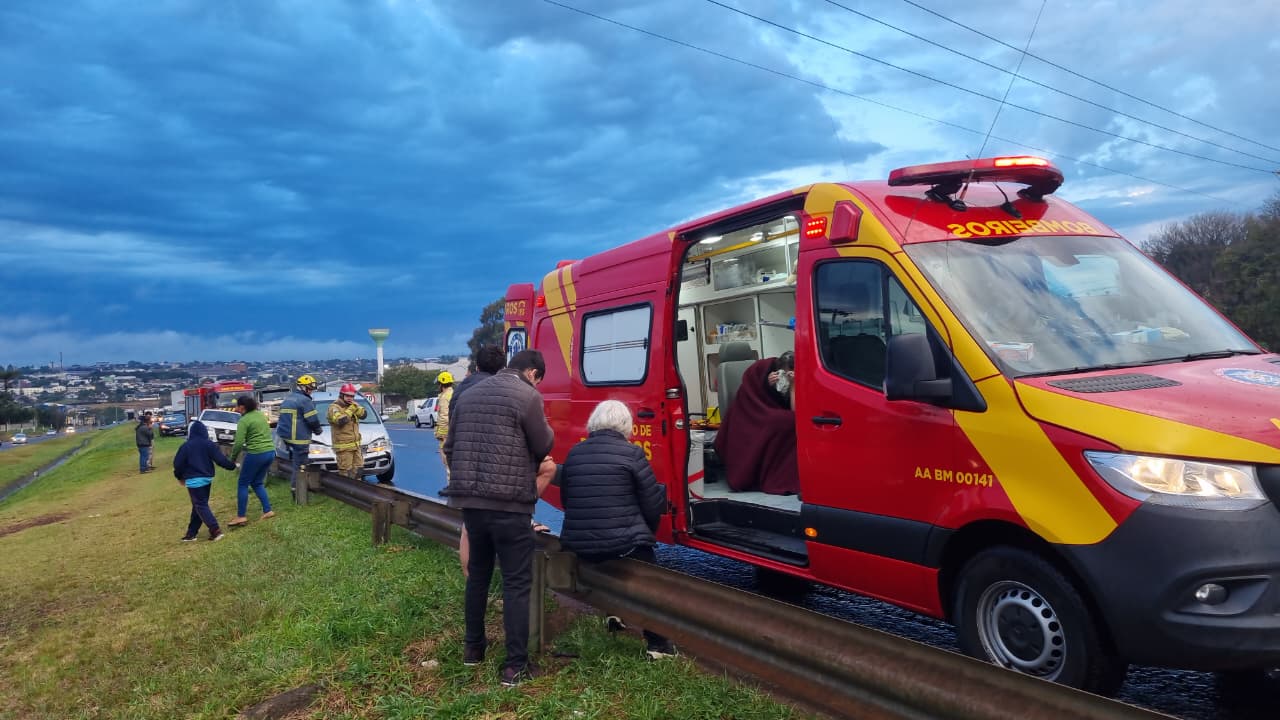 Dois acidentes no mesmo local mobiliza equipes do Corpo de Bombeiros na BR-277, em Cascavel Dois acidentes no mesmo local mobiliza equipes do Corpo de Bombeiros na BR-277, em Cascavel