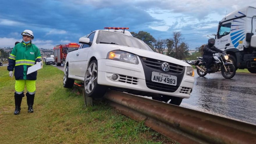 Saveiro fica encavalada em guardrail após ‘fechada’ na BR-277 em Cascavel