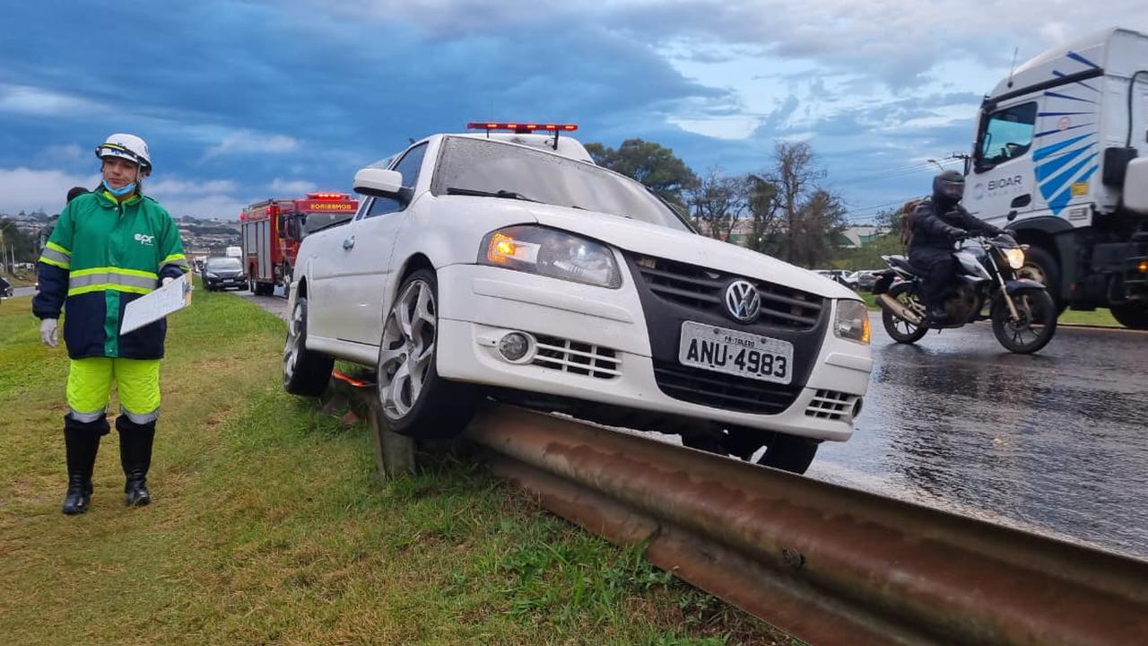 Saveiro fica encavalada em guardrail após 'fechada' na BR-277 em Cascavel Saveiro fica encavalada em guardrail após 'fechada' na BR-277 em Cascavel