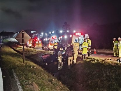 Carro capota várias vezes em rotatória e família inteira vai parar no hospital Carro capota várias vezes em rotatória e família inteira vai parar no hospital