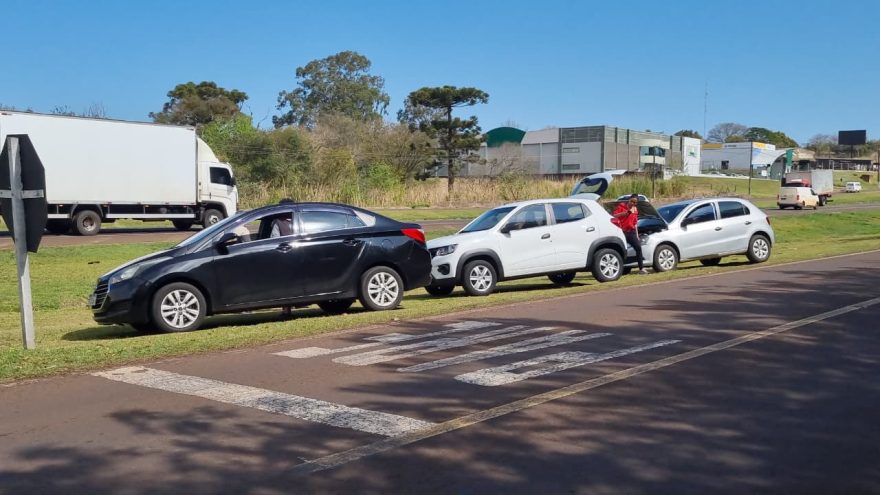 Engavetamento entre três carros é registrado na marginal da BR-277 em Cascavel