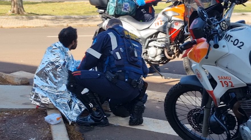 Homem em situação de rua é socorrido pelo SAMU na Rodoviária de Cascavel