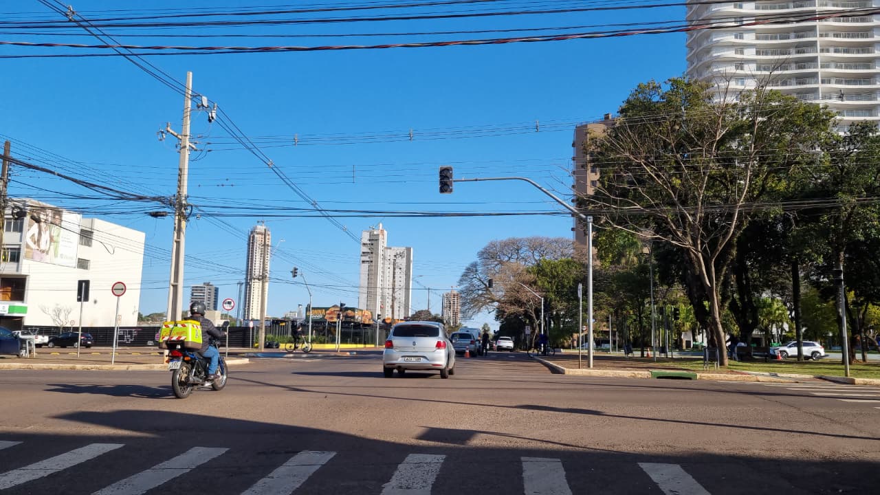 Acidente é registrado em cruzamento com semáforo inoperante