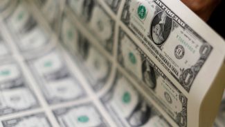 Dólar cai para R$ 5,47 um dia após estresse com Lei Magnitsky