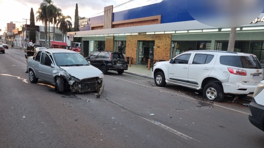 Forte impacto: Corsa atinge Trailblazer e Peugeot estacionados na Av. Brasil