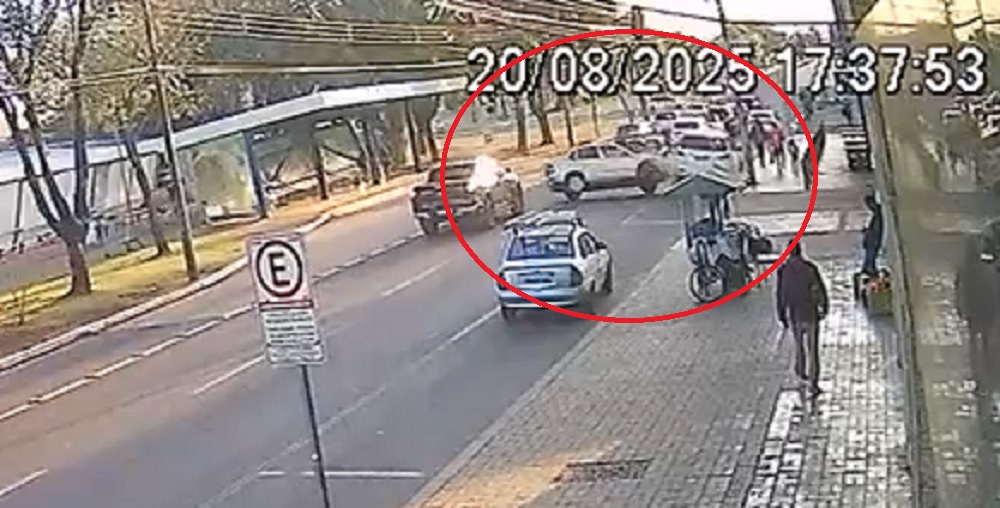 Pancada na Avenida Brasil é registrada por câmera de segurança