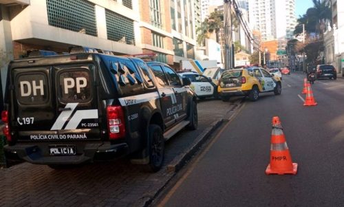 Tragédia no fim de tarde! Rapaz morre ao cair de prédio após brigar e ameaçar a namorada Tragédia no fim de tarde! Rapaz morre ao cair de prédio após brigar e ameaçar a namorada