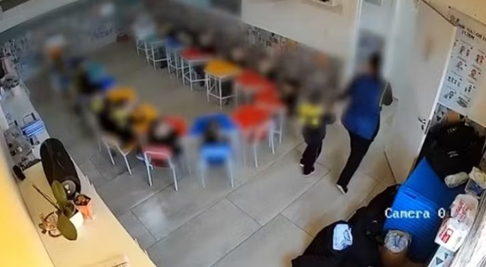 Revoltante: Vídeo mostra professora agredindo criança com pilha de livros na sala de aula