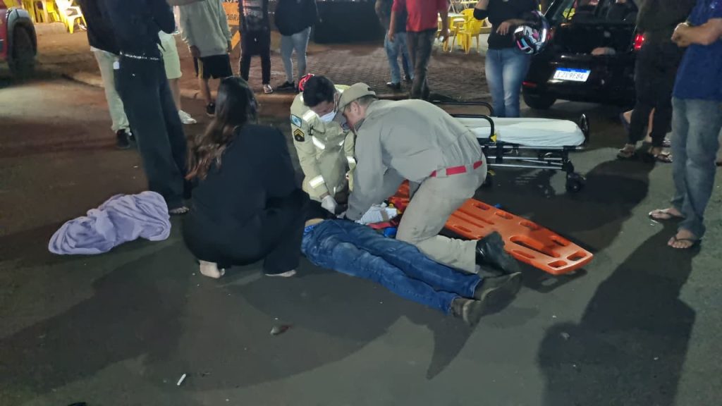 Colisão entre Fox e moto deixa rapaz ferido e mobiliza Siate no Bairro Coqueiral