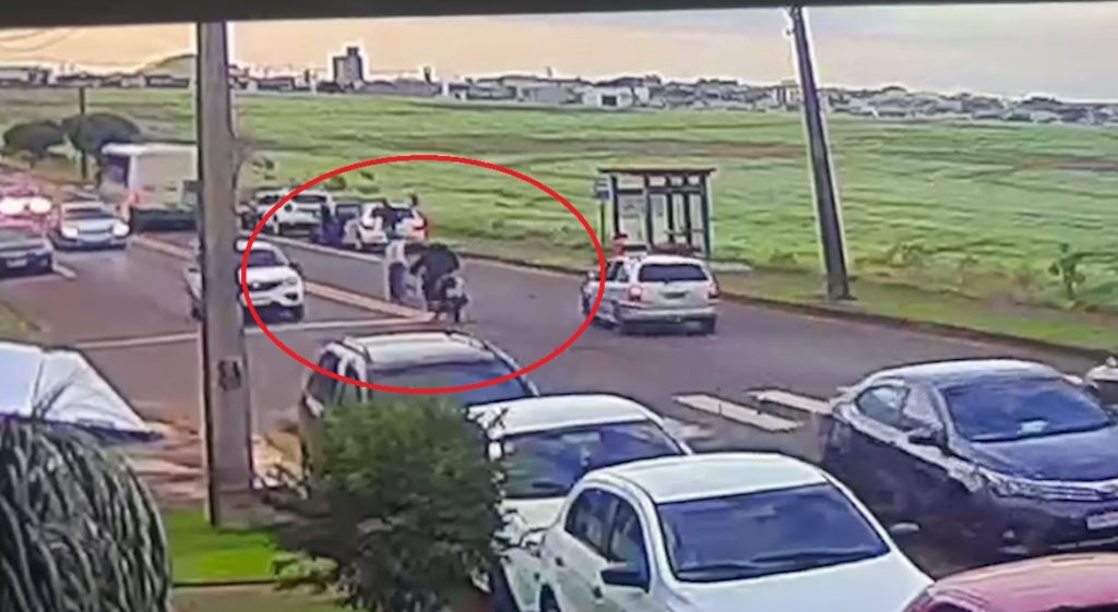 Câmera mostra idosa sendo atropelada por motociclista na Avenida das Pombas