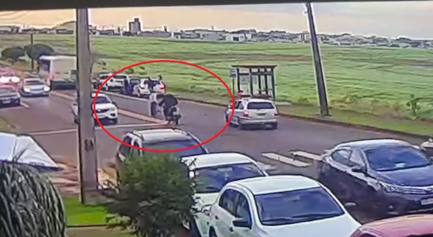 Câmera mostra idosa sendo atropelada por motociclista na Avenida das Pombas
