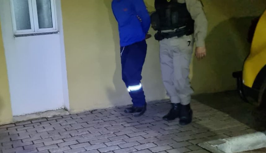 Homem chega em casa nervoso, briga com a esposa e vai se acalmar na delegacia