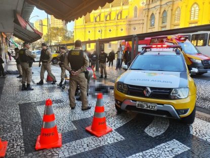 Mulher é esfaqueada pelas costas no Centro e agressor foge após pedido de socorro Mulher é esfaqueada pelas costas no Centro e agressor foge após pedido de socorro