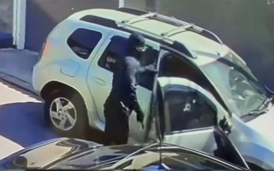 Mais de 10 tiros: Prima de policial sofre tentativa de execução ao sair de casa