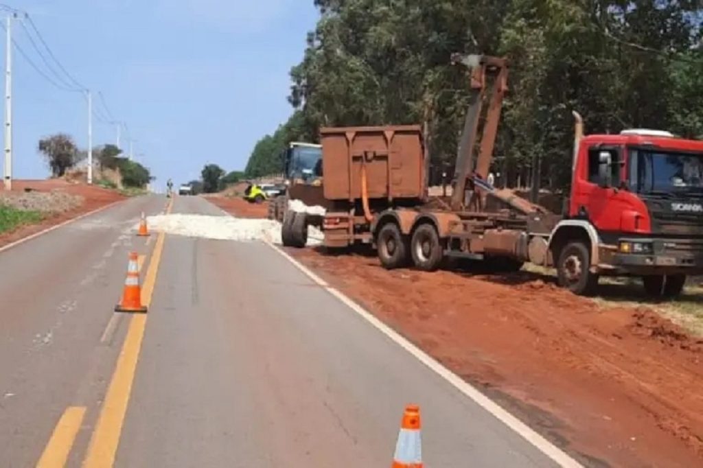 Caminhão tomba e espalha 8 toneladas de peixe vivo na PR-180