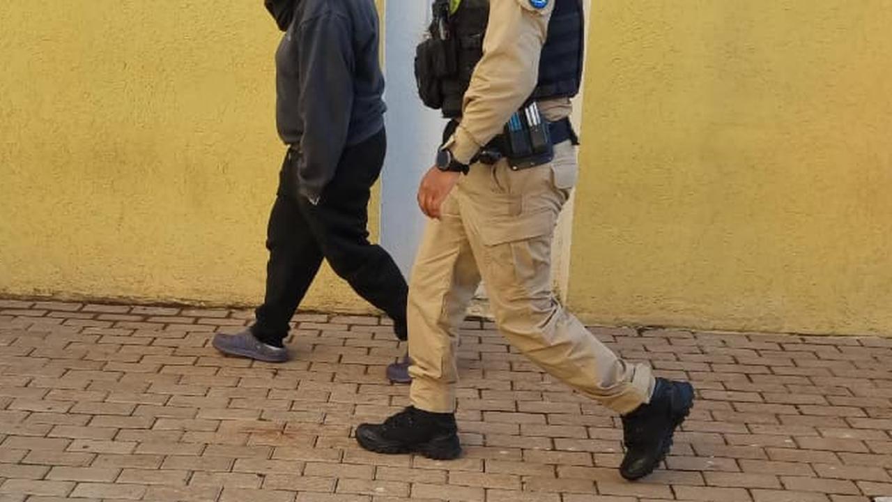 Mulher é detida após invadir casa e ameaçar ex-namorada e atual companheira com faca em Cascavel