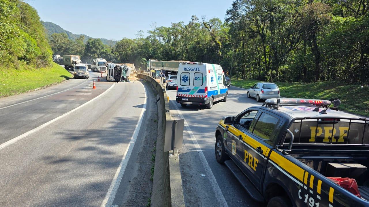 Tombamento de caminhão com carga de soja interdita faixa da BR-277