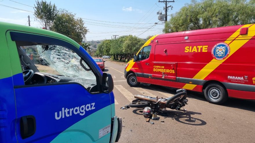 Forte colisão contra ‘carro do gás’ deixa motociclista ferido em Cascavel