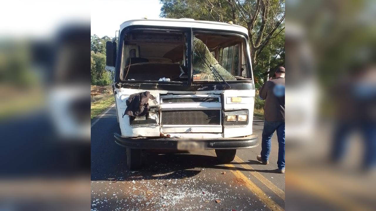 Micro-ônibus lotado de trabalhadores bate em caminhão e deixa feridos na BR-163 