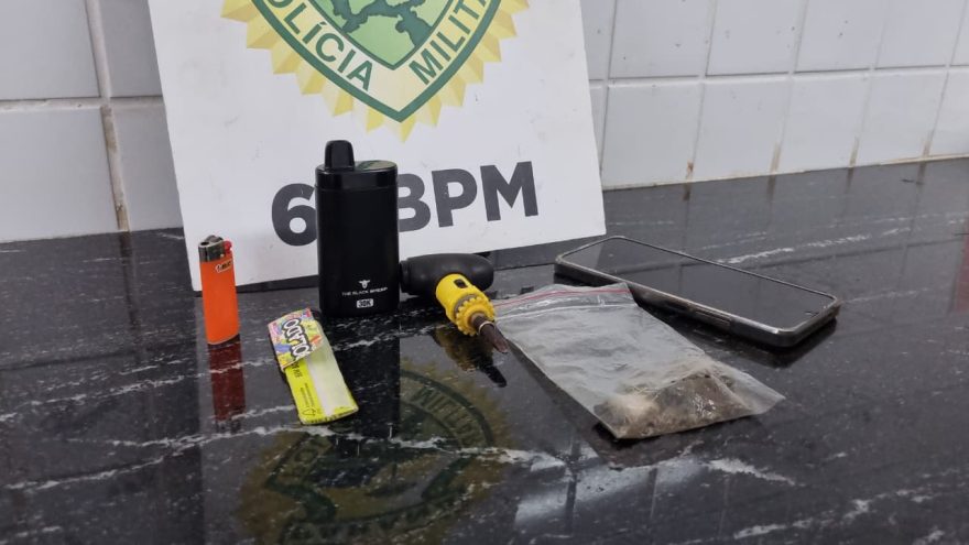 Filho é apreendido com drogas e mãe é detida após chutar portão do Destacamento da PM