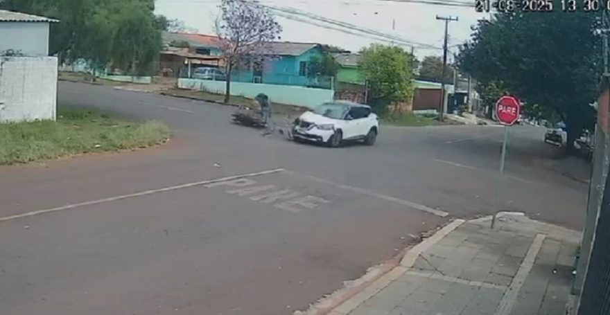 Imagens fortes: Motociclista é arremessado em colisão no Conjunto São Francisco